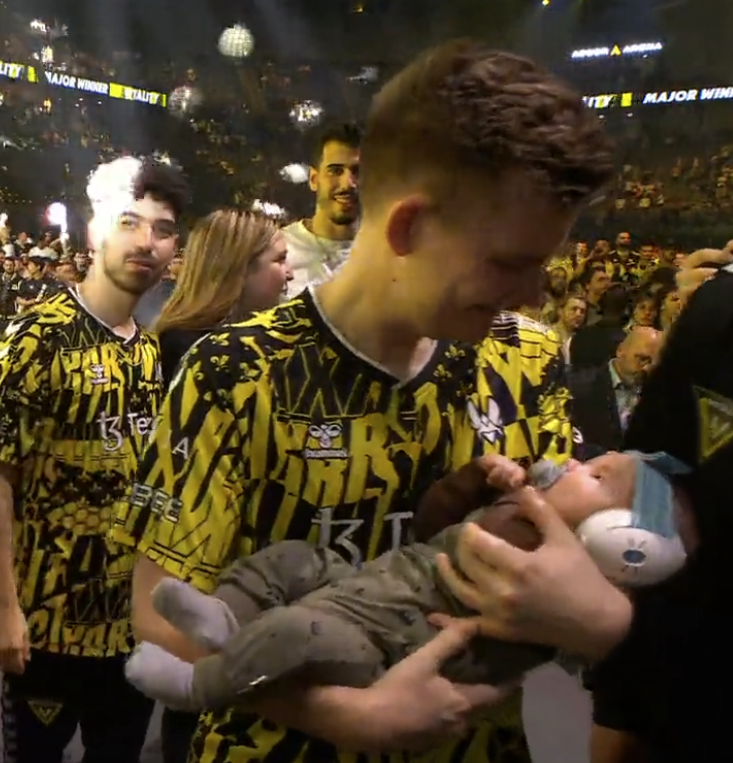 go圈日常事小蜜蜂庆功夜烟中恶鬼s1mple