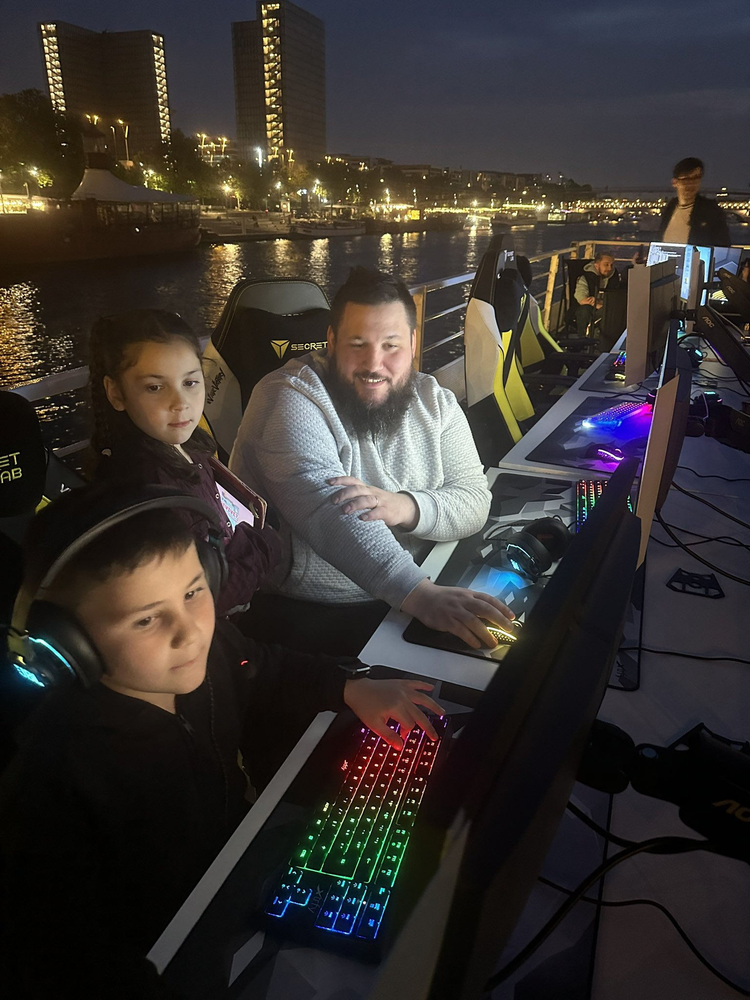 go圈日常事小蜜蜂庆功夜烟中恶鬼s1mple