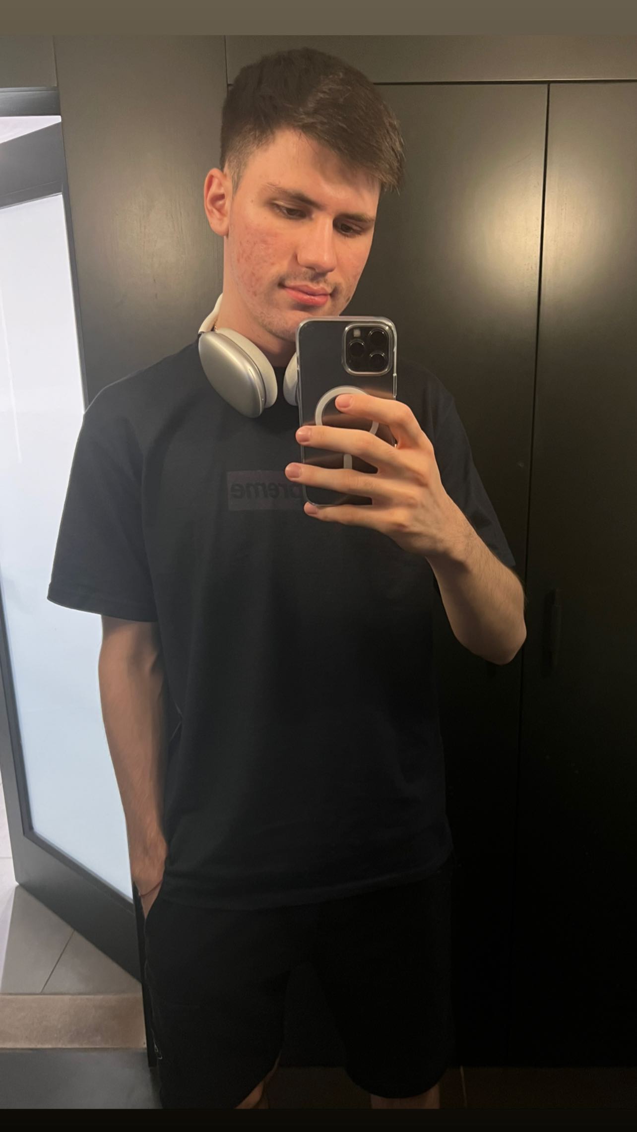 赢比赛了,臭美一下3.b1t对镜自拍那么宠小孩,真要当新爸爸了?2.